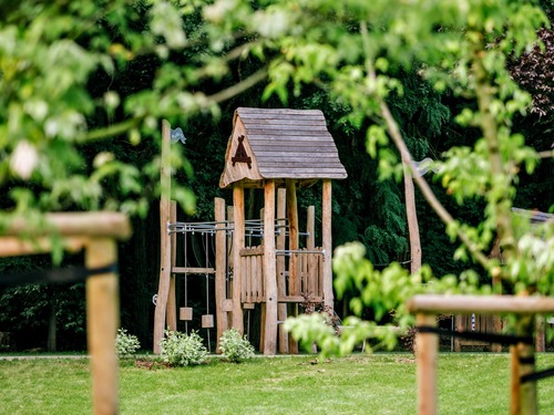 Herní prvky Robinia Play spojují odolné akátové dřevo, nadčasový design a přirozené začlenění do parků i školních zahrad.