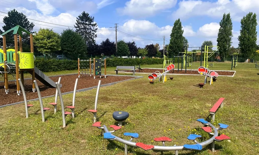Spojení dětského hřiště, workoutové zóny a balančních prvků podporuje pohyb napříč všemi věkovými kategoriemi.