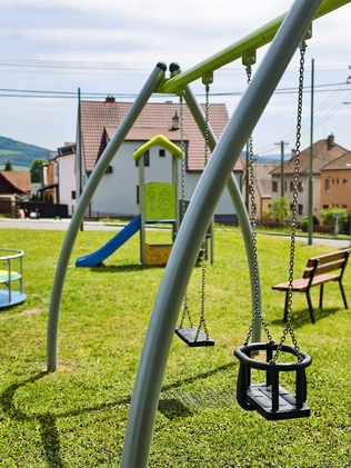 Od prvních opatrných pohybů až po odvážné výšvihy – houpačka provází děti napříč celým dětstvím.