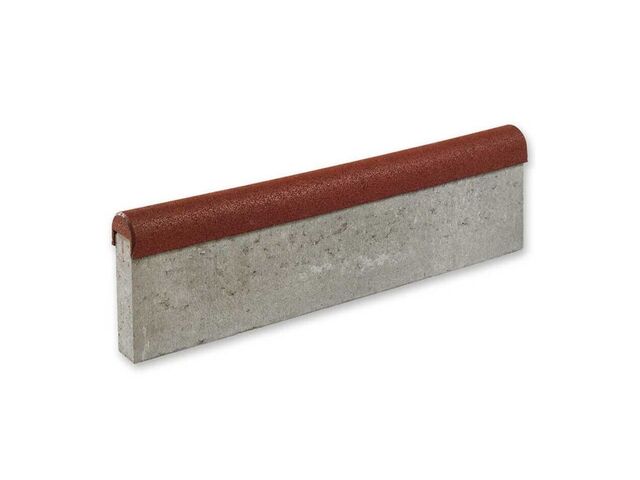 Betonový obrubník s pryžovým povrchem